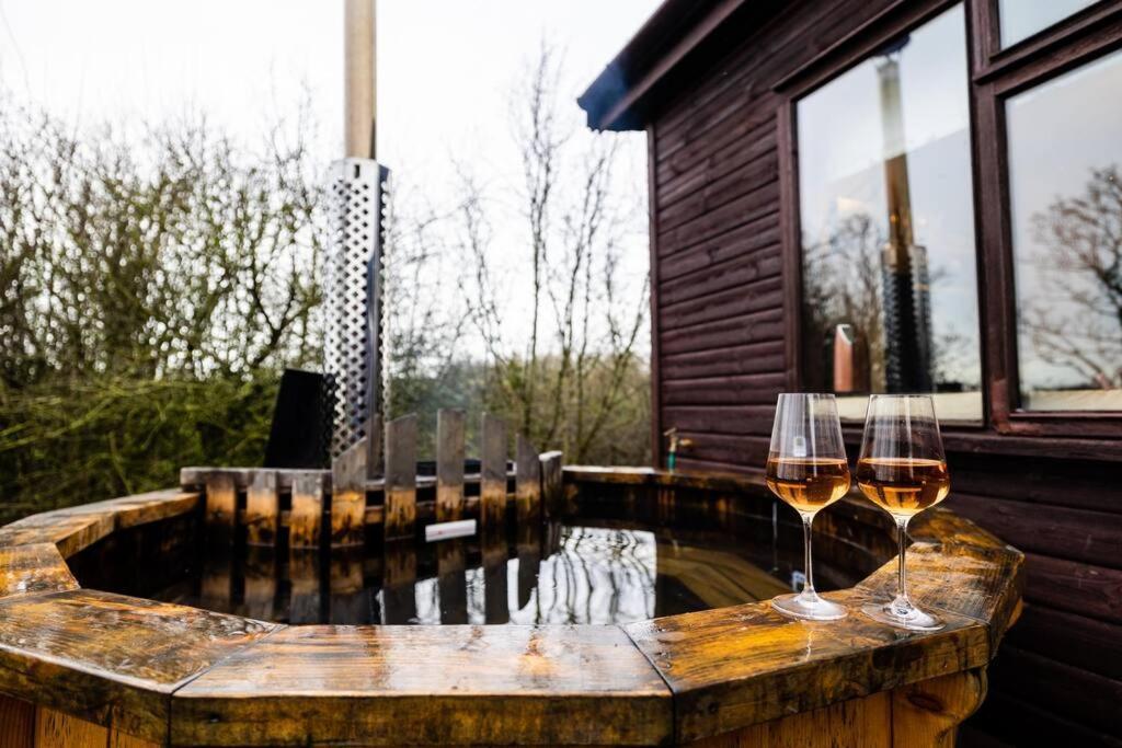 The Woodland Lodge - Wood Fired Hot Tub And Firepit Hambleton Exterior photo